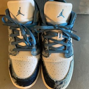 Size 7 in big kids Jordan’s worn 3 times like new comes with box
